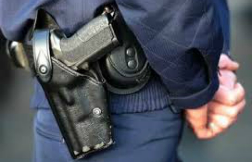 Le retiraron el arma reglamentaria  y el chaleco al policía acusado  de colaborar con Jonathan Osorio