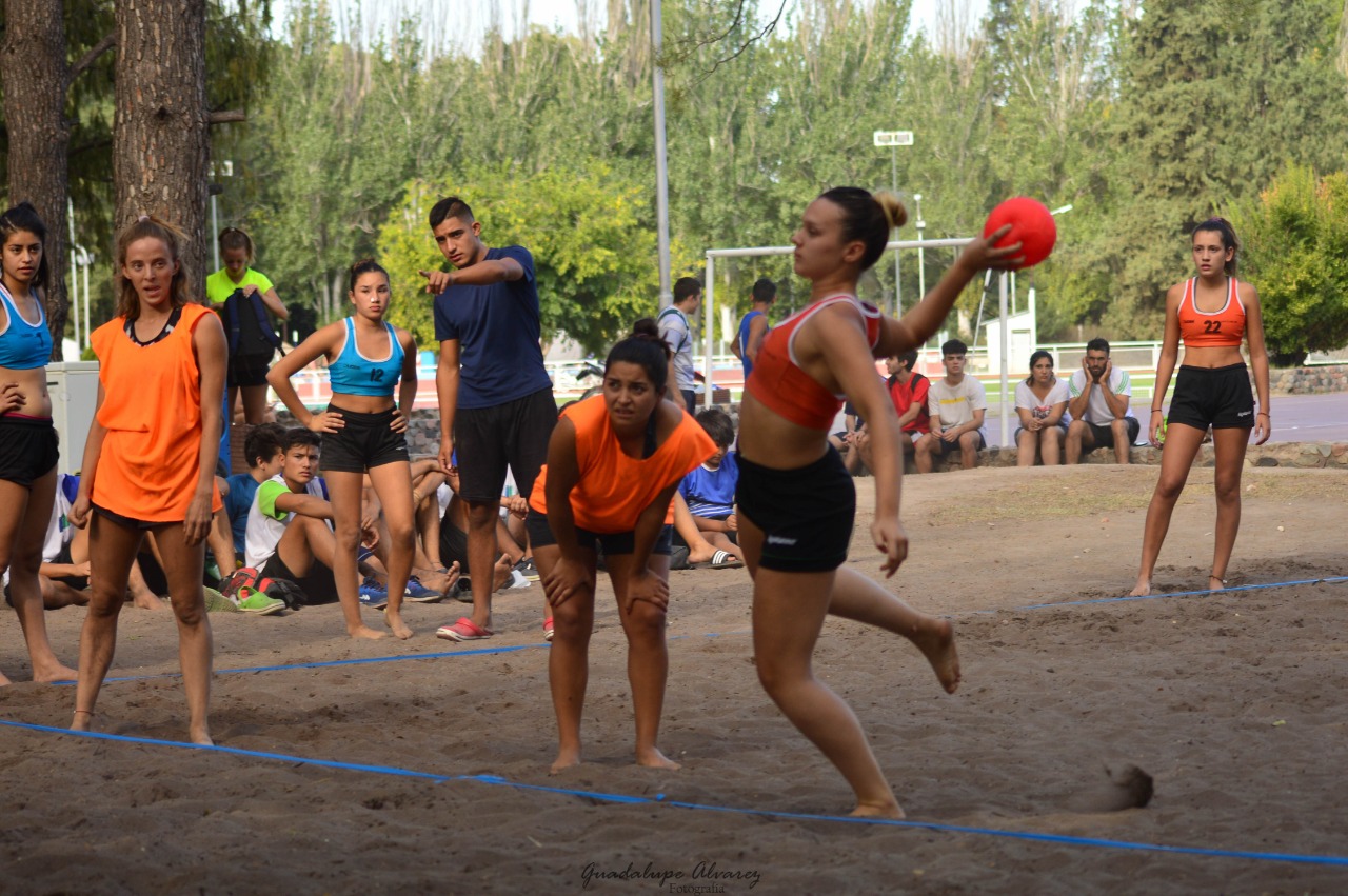 En el Poli N° 1 se jugó un atractivo torneo de beach handball
