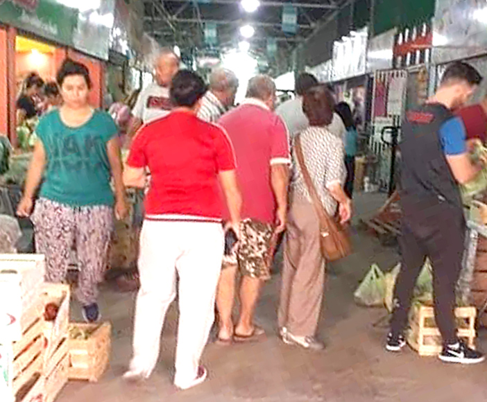 Las restricciones de ingreso generaron  largas filas a la  entrada de Comerco