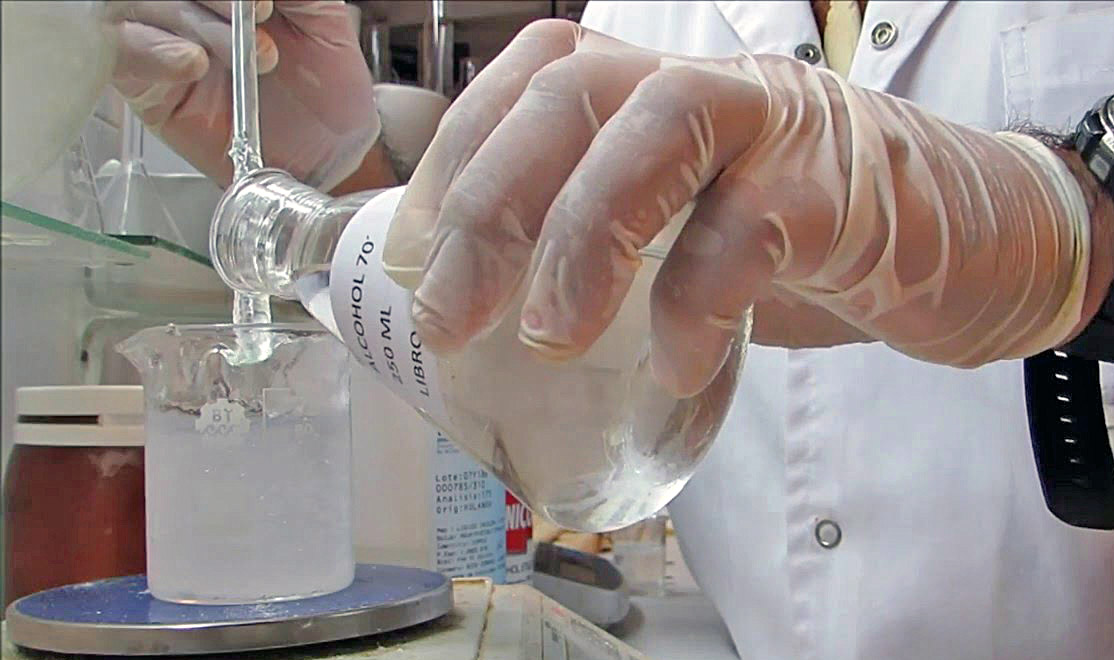 El senador Cobos propone que presos  fabriquen alcohol en gel en Argentina