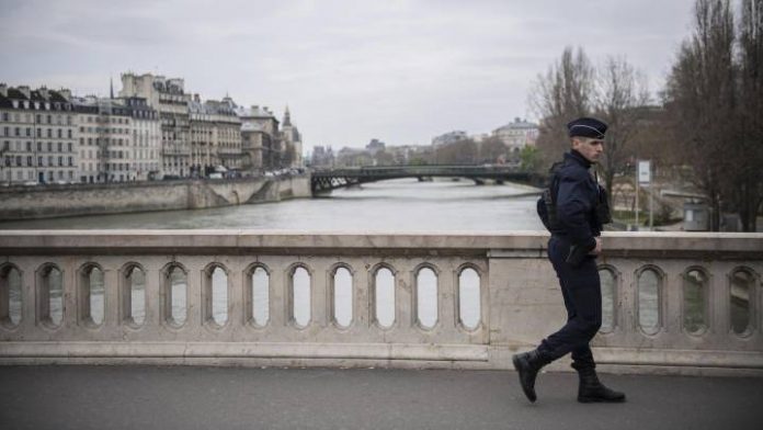 En Francia murió una chica de 16 años y el gobierno extendió el aislamiento obligatorio