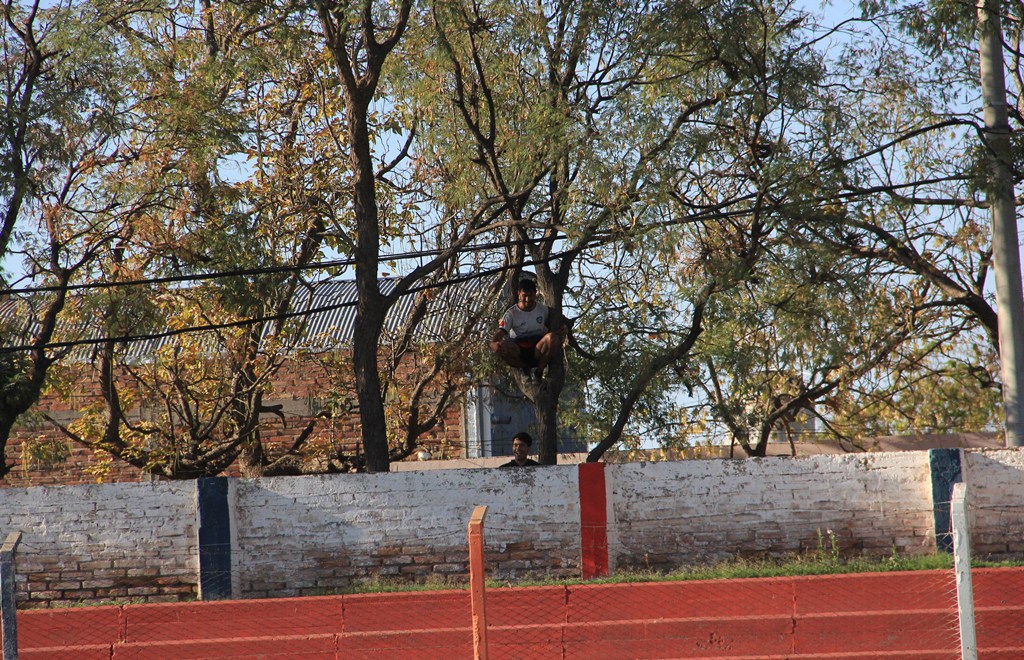 Hinchas de Quiroga vieron a su equipo de una forma particular