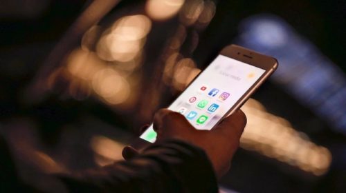 Modo oscuro en WhatsApp: sus ventajas y dificultades para personas con problemas de visión