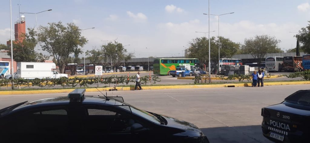 Pasajeros fueron aislados cuando llegaron a la terminal de Mendoza por presentar síntomas de coronavirus