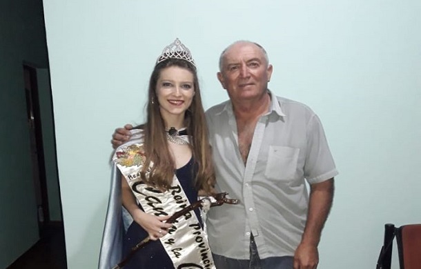 Un hombre regaba la finca mientras su hija era coronada reina  del Canto y la Cosecha