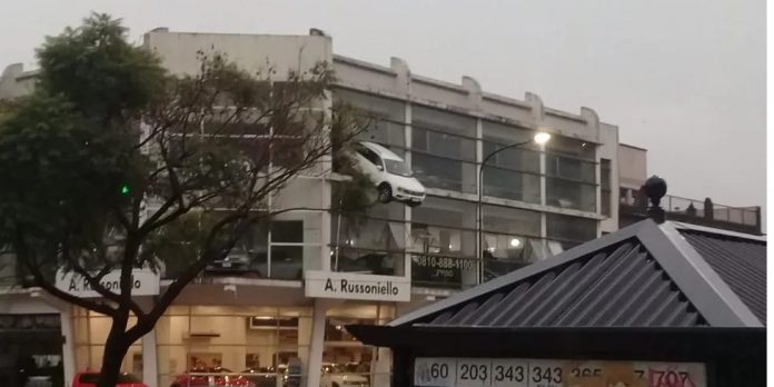 Provincia de Buenos Aires: quedó colgando desde un tercer piso en una concesionaria