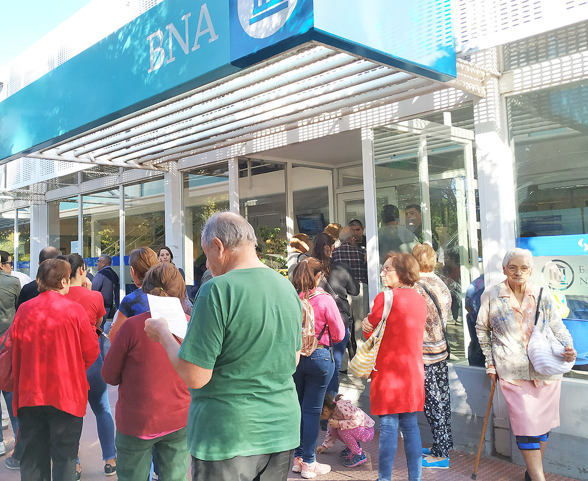 Largas filas en comercios  y bancos van contra los  consejos para evitar contagios