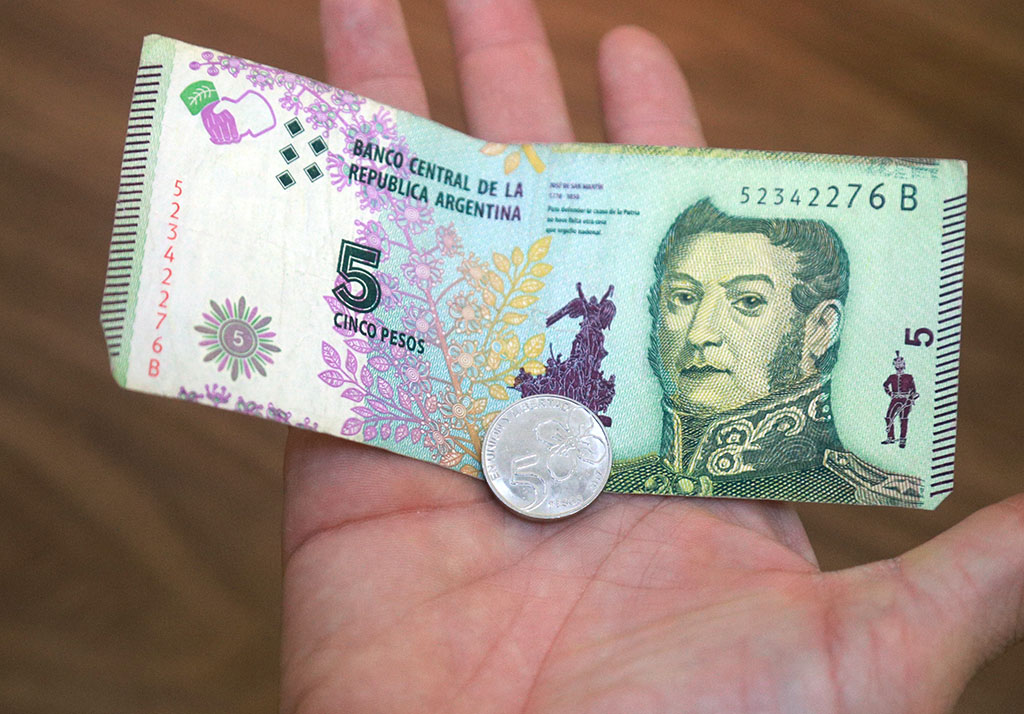 No hay stock suficiente de  monedas de 5 pesos en la plaza local