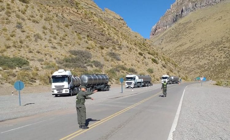 Despachantes de aduana cierran sus puertas y los camioneros quedan a la deriva en alta montaña