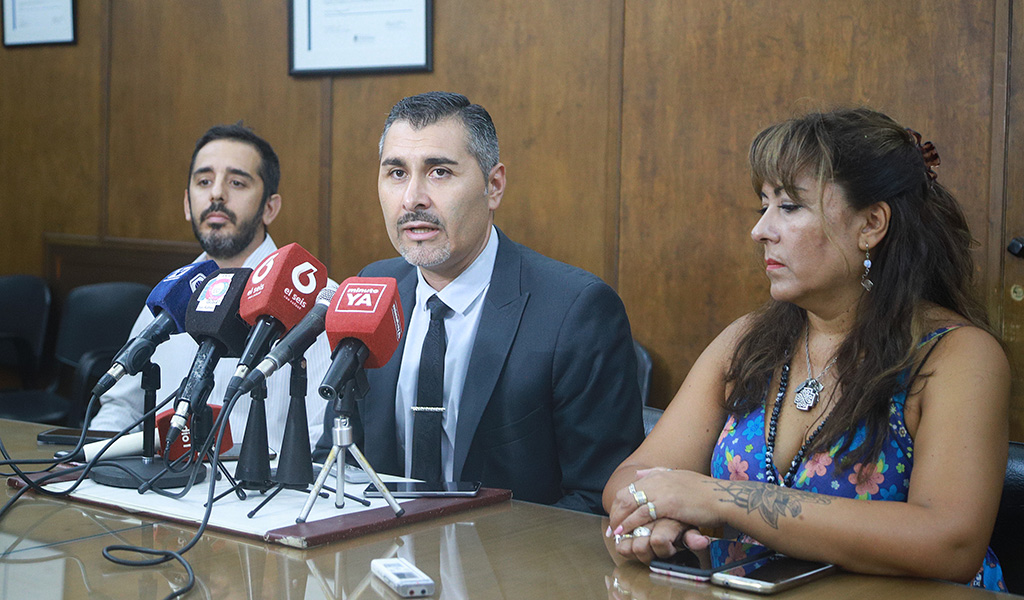 Con prevención y en  un stand al aire libre comienza la entrega  de la Tarjeta Alimentar
