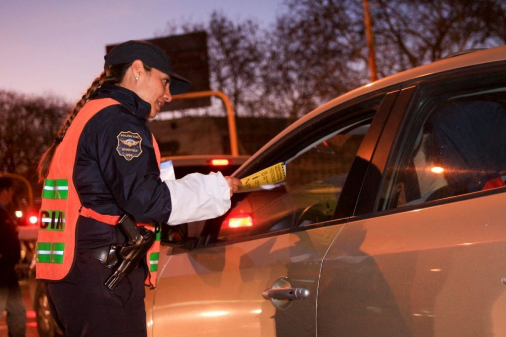 Restricciones: quienes salgan con menores a la vía pública se someterán a acciones penales