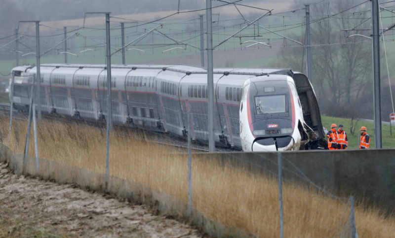 Descarriló un tren de alta velocidad en Francia y hay más de veinte heridos