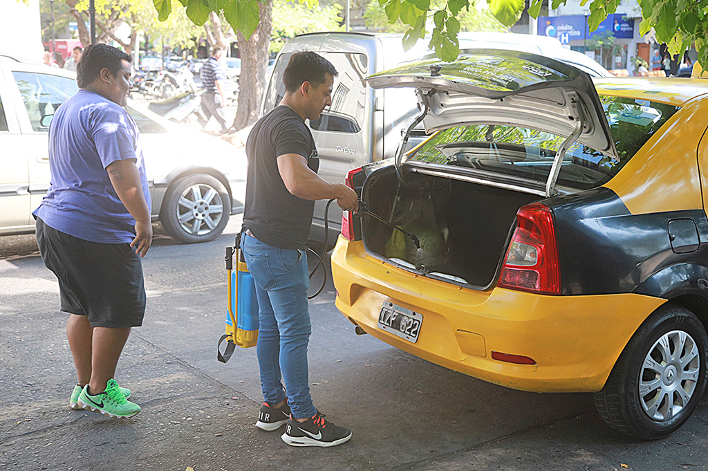 Taxistas desinfectan sus  unidades frente al coronavirus