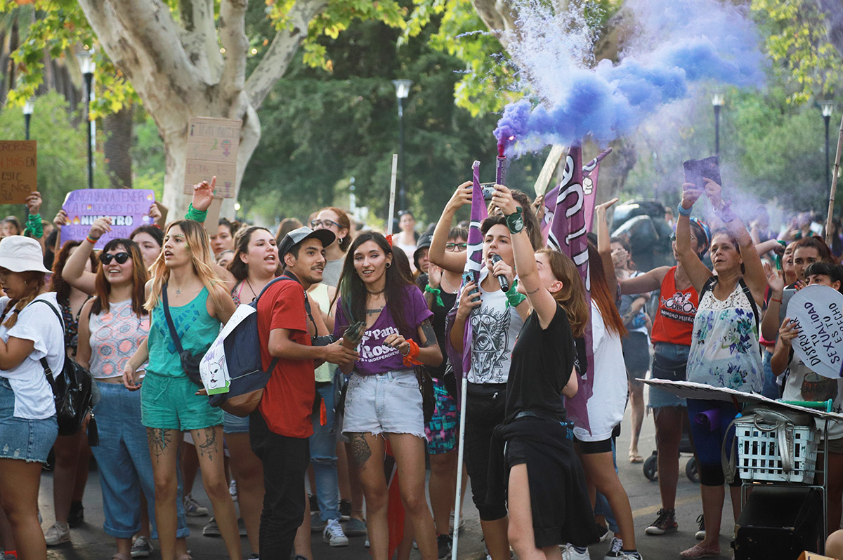 San Rafael también tuvo su marcha por Paro Internacional de Mujeres y reclamaron a favor del aborto frente a la Catedral