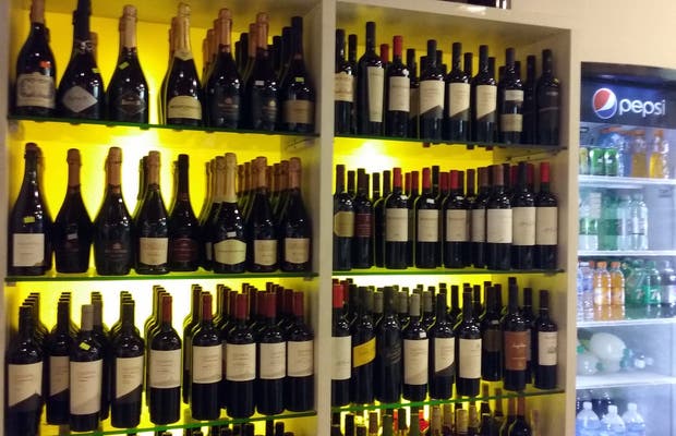 El municipio resolvió que deben permanecer cerrado los locales que exclusivamente venden bebidas alcohólicas