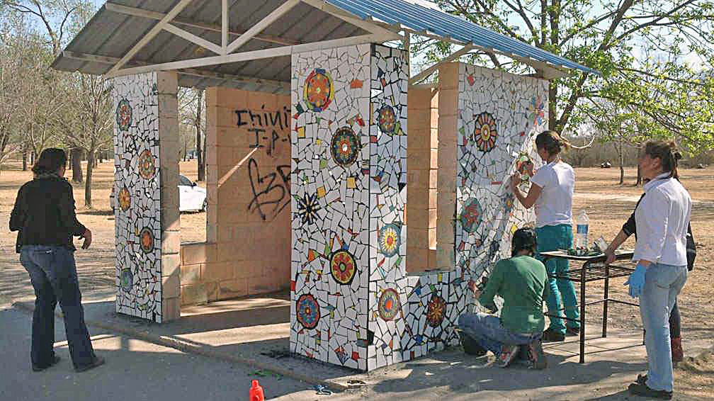 Vecinos de Los Claveles embellecen la garita del colectivo utilizando técnica de Mosaiquismo