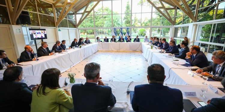 Ante la emergencia sanitaria, el Gobierno publicará un DNU para suspender los cortes de luz y gas