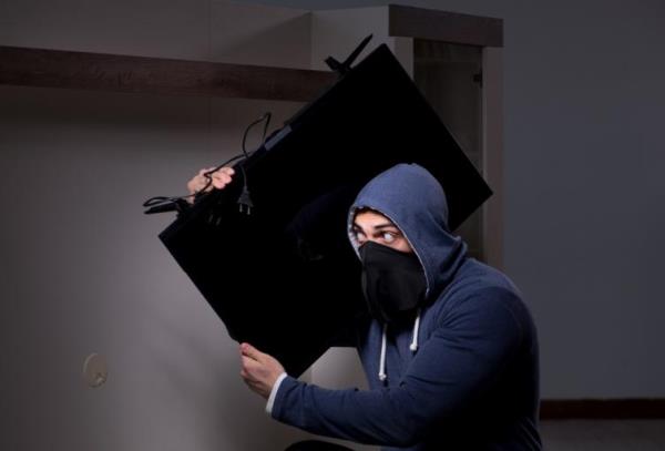 A una mujer le robaron el televisor mientras dormía