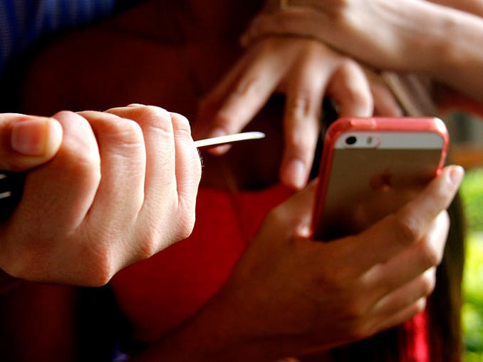 Brutal golpiza a un joven para robarle el celular