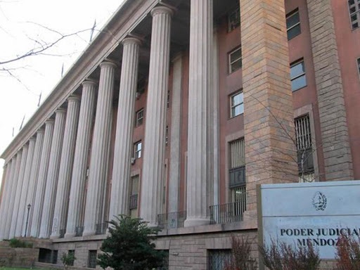 Los miembros de la Suprema Corte se redujeron el sueldo al 50%