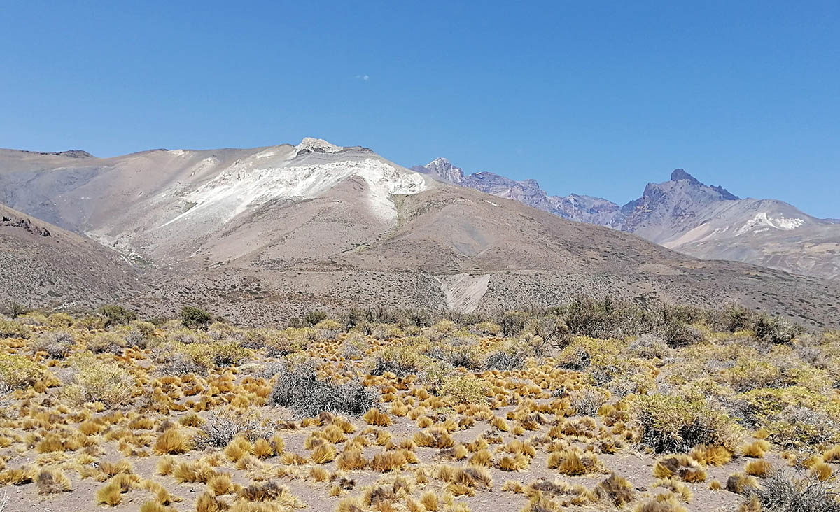 El Sosneado: sorpresa por la casi nula  cantidad de nieve en la alta montaña