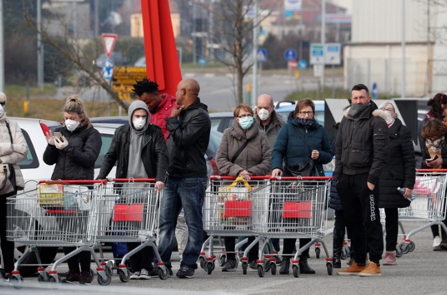 Supermercados abarrotados en toda Italia por  la cuarentena