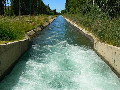 Recordaron que está prohibido bañarse en canales de riego