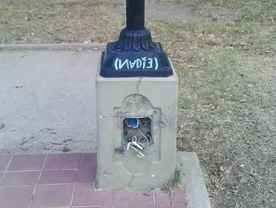 Continúan los casos de vandalismo en  luminarias de plazas