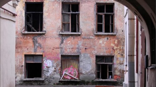 En Indonesia, encierran en casas embrujadas a quienes no cumplan la cuarentena