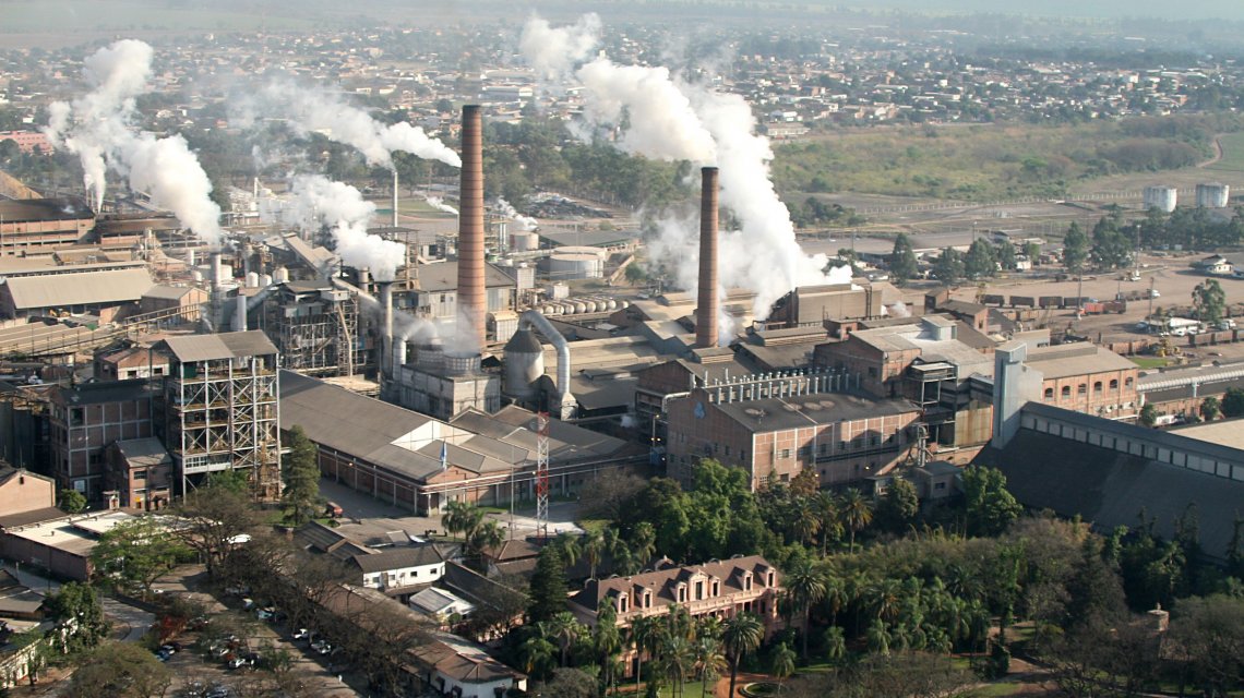 La papelera más grande del país rebaja salarios y pagará hasta menos de $20 mil