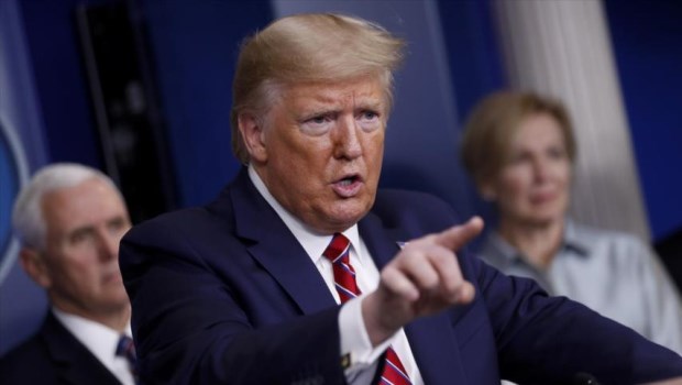Trump presiona y critica a gobernadores opositores por su gestión de la pandemia
