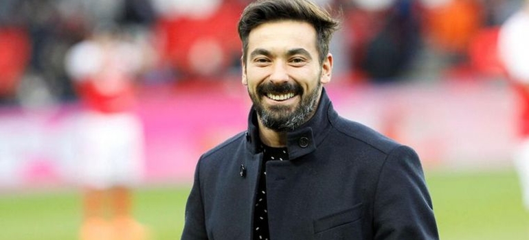 Ezequiel Lavezzi repartió 5 millones de pesos en alimentos a la gente de su barrio