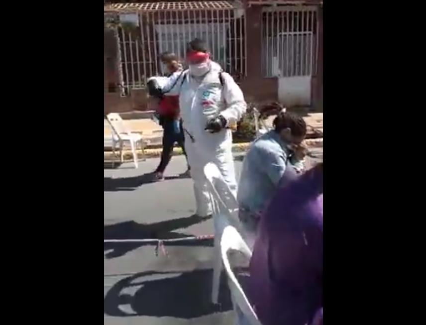 Video: un empleado de Las Heras “desinfectó” a jubilados que esperaban para cobrar