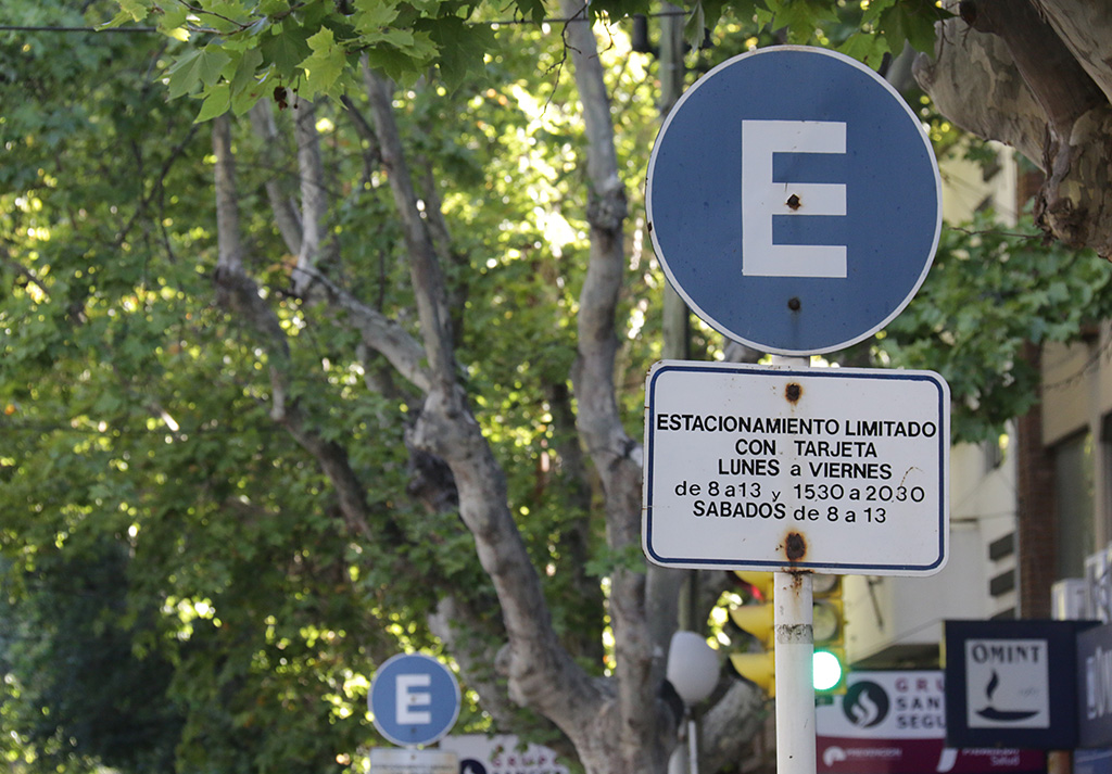 Desde el lunes vuelve a controlarse  el estacionamiento en el centro