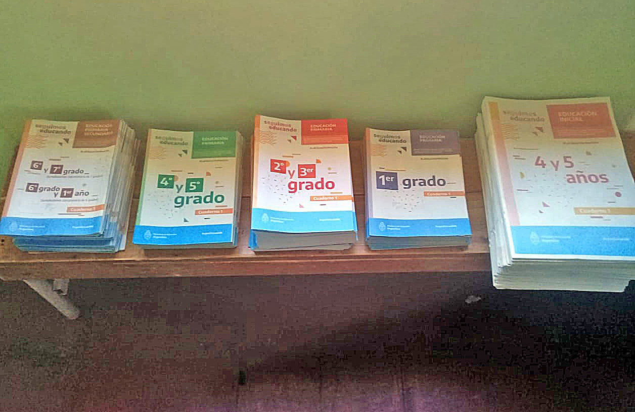 En diferentes distritos de San Rafael  entregan los libros del programa Seguimos Educando