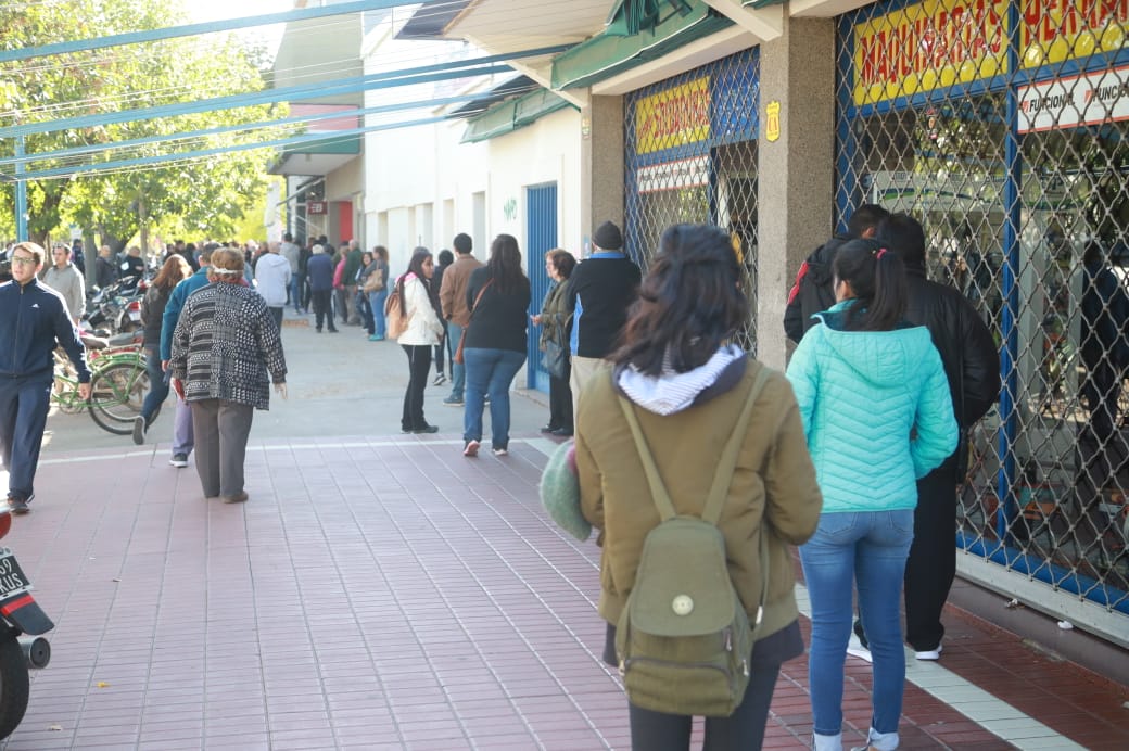 Largas filas en bancos y para vacunarse en San Rafael