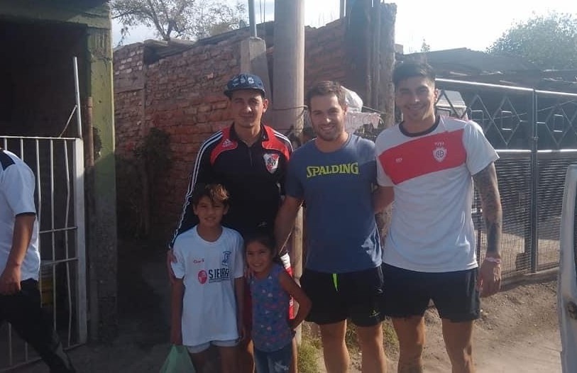 Jugadores de Balloffet entregaron alimentos en la Isla del Río Diamante