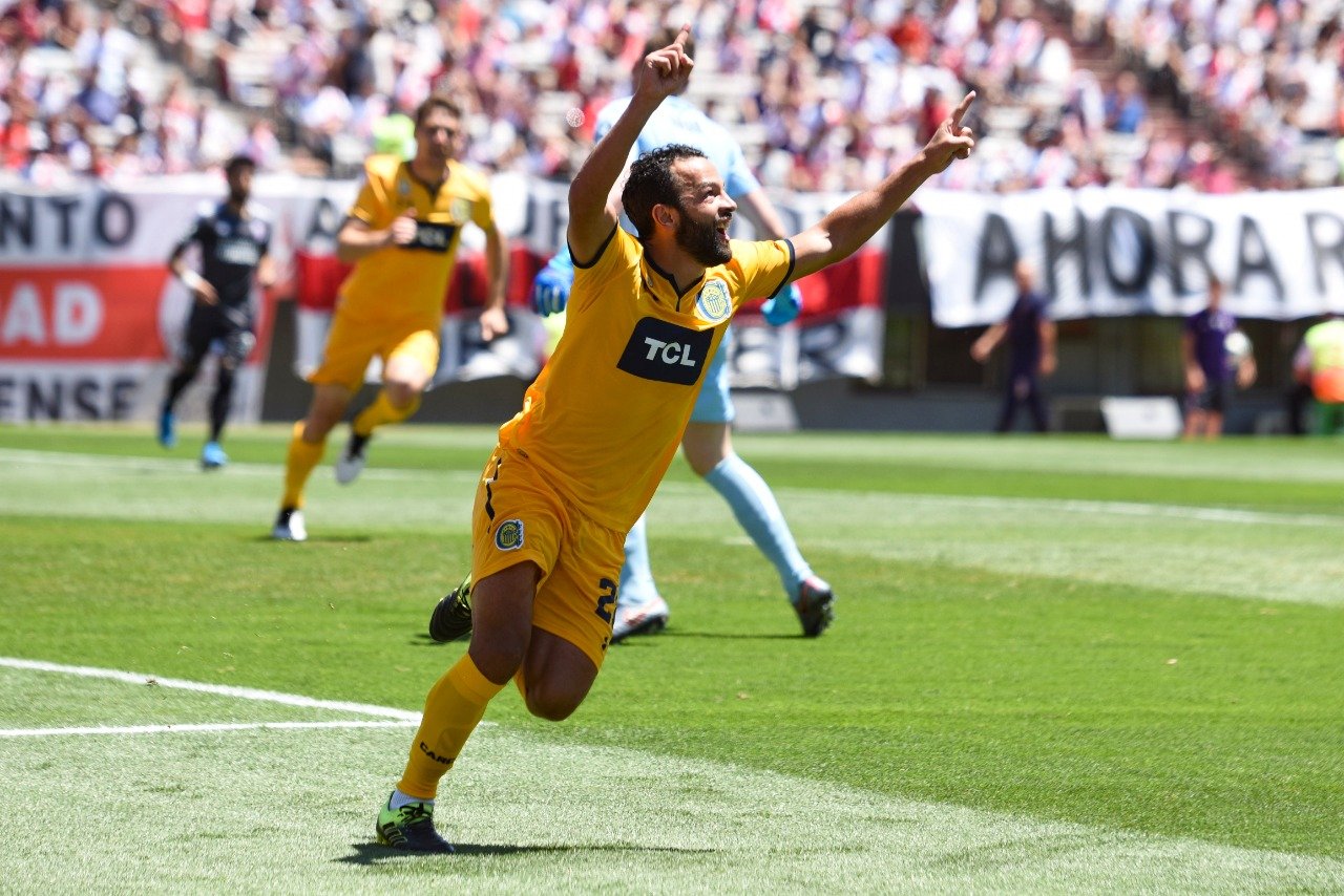 Lucas Gamba es el jugador más asistidor de la historia de la Superliga