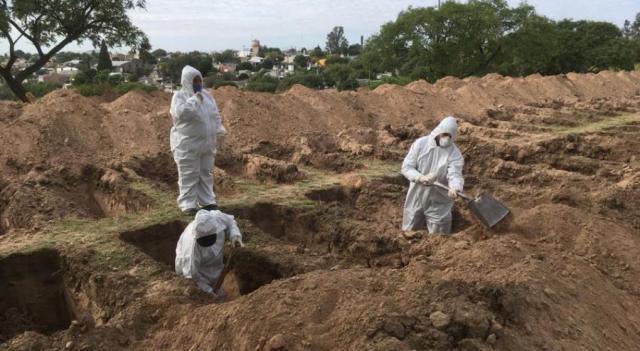 Coronavirus en Argentina: cavan cientos de fosas en un cementerio de Córdoba para anticiparse a la pandemia