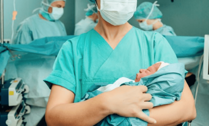 Ciudad de Buenos Aires: Prefectos hicieron de parteros con una joven mamá