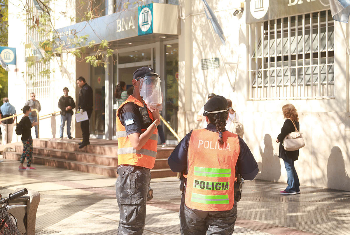 Filas en bancos, comercios de electrodomésticos y locales de cobro de impuestos y servicios