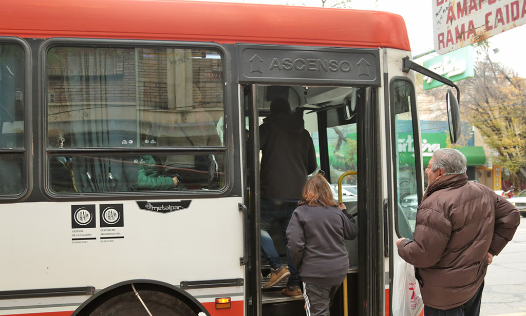 Por el vandalismo sacan frecuencia de colectivos de Cuadro Nacional durante fines de semana