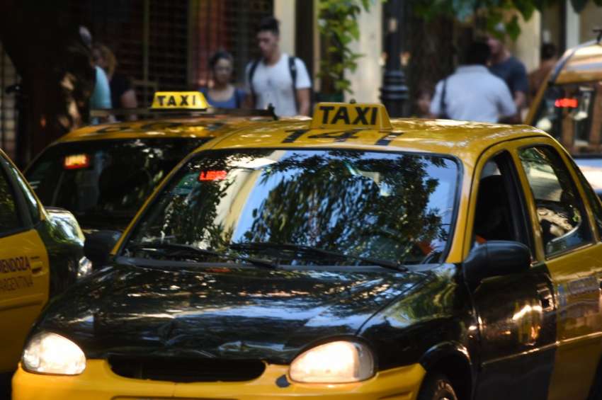 Taxista y pasajero detenidos cuando pretendían vender productos robados