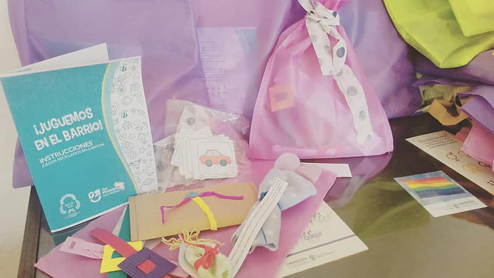 Hacen juegos didácticos  para repartir a los chicos  de los barrios y distritos