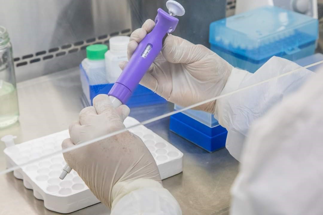 El laboratorio del hospital Schestakow debutó  con sus primeros análisis