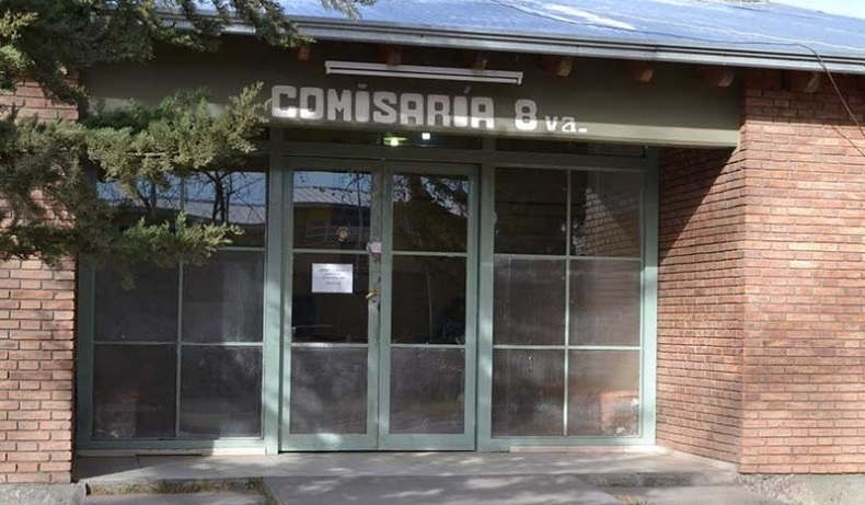 Vecinos de un ladrón intentaron impedir su detención y dañaron un móvil