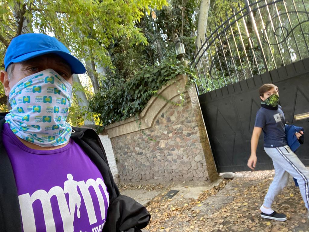 Con todos los cuidados necesarios, el gobernador Suarez tuvo su primera salida de esparcimiento