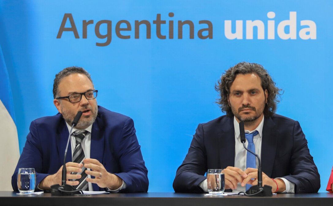 Un reducido grupo de manifestantes protestó contra la cuarentena en la Plaza de Mayo