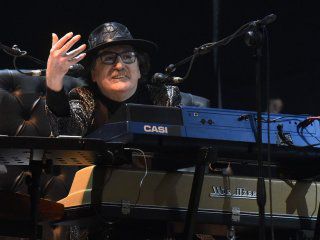 Parte médico de Charly García: no tiene coronavirus, pero seguirá internado