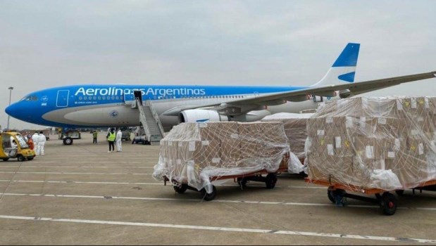 Llegó el quinto avión de China con insumos para el Covid-19 destinados a Buenos Aires